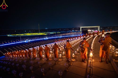ภาพ No.90275:พิธีจุดประทีป 20,000 ดวง บูชาพระมหาธรรมกายเจดีย์ และบูชาพระมงคลเทพมุนี(สด จนฺทสโร) พระผู้ปราบมาร วันอังคารที่ 10 ตุลาคม พ.ศ. 2566 ณ ลานธรรมพระมหาธรรมกายเจดีย์ วัดพระธรรมกาย จ.ปทุมธานี