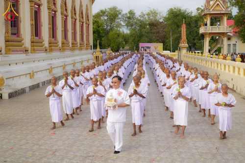 ภาพ No.278547:วันอาทิตย์ที่ 14 ธันวาคม พ.ศ.2568  พิธีเวียนประทักษิณ พิธีวันทาสีมาพระประธาน โครงการบวชบูชาธรรมมหาปูชนียาจารย์ ของศูนย์ปฏิบัติธรรมบุรีรัมย์ ณ วัดกลาง พระอารามหลวง จังหวัดบุรีรัมย์