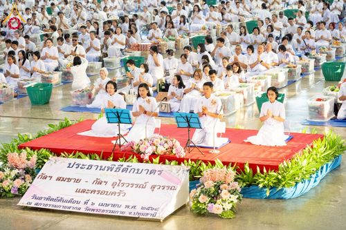 ภาพ No.215145:วันอาทิตย์ต้นเดือนที่ 6 เมษายน พ.ศ. 2568 พิธีตักบาตรข้าวสารอาหารแห้ง ณ บ้านแก้วเรือนทองคุณยาย สภาธรรมกายสากล วัดพระธรรมกาย