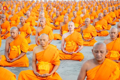 ภาพ No.285196:วันจันทร์ที่ 15 ธันวาคม พ.ศ.2568  บันทึกภาพหมู่ประวัติศาสตร์ โครงการบรรพชาอุปสมบทหมู่  รุ่นบูชาธรรมมหาปูชนียาจารย์ ประจำปี 2568 ณ ลานธรรมมหาธรรมกายเจดีย์ วัดพระธรรมกาย