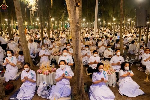 ภาพ No.69460:พิธีจุดประทีปถวายเป็นพุทธบูชา และบูชาธรรมมหาปูชนียาจารย์ ในโครงการธรรมยาตรากตัญญูบูชา มหาปูชนียาจารย์ พระมงคลเทพมุนี(สด จนฺทสโร) พระผู้ปราบมาร ปีที่ 11 ณ อนุสรณ์สถานมหาวิหารพระมงคลเทพมุนี อ.สองพี่น้อง จ.สุพรรณบุรี