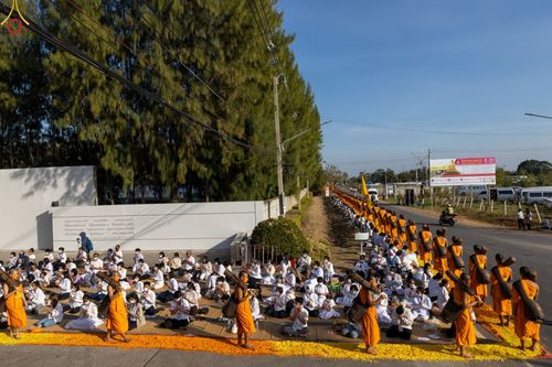 ภาพ No.70848:พิธีต้อนรับพระธรรมยาตรา ในโครงการธรรมยาตรากตัญญูบูชา มหาปูชนียาจารย์ พระมงคลเทพมุนี(สด จนฺทสโร) พระผู้ปราบมาร อนุสรณ์สถาน 7 แห่ง ปีที่ 11 วันที่ 14 มกราคม พ.ศ. 2566 ณ อนุสรณ์สถานลำดับที่ 3 สถานที่เกิดในเพศสมณะ วัดสองพี่น้อง อ.สองพี่น้อง จ.สุพรรณบุรี