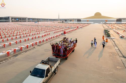ภาพ No.323104:วันที่ 19 เมษายน พ.ศ.2569 การเรียงกล่องไทยธรรม , เตรียมงานจราจร เพื่องานถวายมหาสังฆทาน 40,000 กว่าวัดทั่วประเทศ วันคุ้มครองโลก 22 เมษายน พ.ศ.2569 วัดพระธรรมกาย