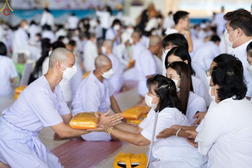 ภาพ No.63912:พิธีขอขมาและมอบผ้าไตรแด่นาคธรรมทายาท โครงการอุปสมบทบูชาธรรมมหาปูชนียาจารย์ วันอาทิตย์ที่ 20 พฤศจิกายน พ.ศ. 2565