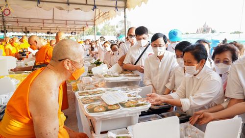 ภาพ No.73070:พิธีถวายภัตตาหารเป็นสังฆทาน แด่คณะพระธรรมยาตราฯ ในโครงการธรรมยาตรากตัญญูบูชา มหาปูชนียาจารย์ พระมงคลเทพมุนี(สด จนฺทสโร) พระผู้ปราบมาร อนุสรณ์สถาน 7 แห่ง ปีที่ 11 วันที่ 21 มกราคม พ.ศ. 2566