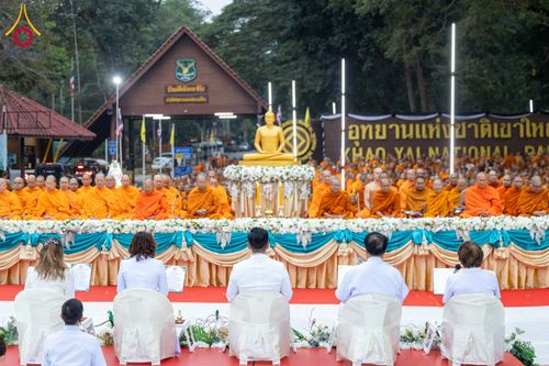 ภาพ No.285902:วันเสาร์ที่ 13 ธันวาคม พ.ศ.2568 พิธีตักบาตรพระภิกษุสามเณร 1,000 รูป ณ บริเวณหน้าอุทยานแห่งชาติเขาใหญ่ อำเภอปากช่อง จ.นครราชสีมา