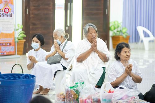 ภาพ No.321807:วันที่ 12 เมษายน พ.ศ.2569 ตักบาตรสงกรานต์ฉลองสามเณรใหม่  ณ ศูนย์ปฏิบัติธรรมระยอง(บ้านช่องลม)