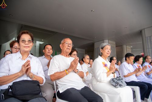 ภาพ No.330519:วันที่ 30 พฤษภาคม พ.ศ.2569 พิธีตัดปอยผมและปลงผม อุบาสกอุปสมบทอุทิศชีวิต 11 ท่าน (ภาพชุดที่ 2) ณ โบสถ์พระไตรปิฎก วัดพระธรรมกาย จังหวัดปทุมธานี