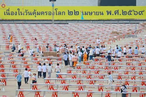 ภาพ No.322579:วันที่ 17 เมษายน พ.ศ.2569 การเรียงกล่องไทยธรรม เรียงน้ำดื่ม เรียงร่ม ณ ลานธรรมพระมหาธรรมกายเจดีย์ เพื่องานถวายมหาสังฆทาน 40,000 กว่าวัดทั่วประเทศ วันคุ้มครองโลก 22 เมษายน พ.ศ.2569 วัดพระธรรมกาย