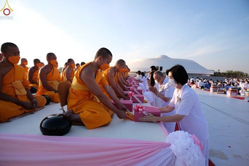 ภาพ No.74743:พิธีตักบาตรพระธรรมยาตราฯ ในโครงการธรรมยาตรากตัญญูบูชา มหาปูชนียาจารย์ พระมงคลเทพมุนี(สด จนฺทสโร) พระผู้ปราบมาร ปีที่ 11 ณ อนุสรณ์สถานลำดับที่ 5 สถานที่เผยแผ่วิชชาธรรมกายครั้งแรก อนุสรณ์สถานบางปลา วัดบางปลา อ.บางเลน จ.นครปฐม วันที่ 29 มกราคม พ.ศ. 2566
