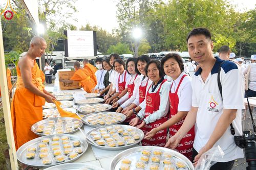 ภาพ No.106041:พิธีถวายภัตตาหารเป็นสังฆทาน แด่คณะพระธรรมยาตราฯ ในโครงการธรรมยาตรากตัญญูบูชา มหาปูชนียาจารย์ พระมงคลเทพมุนี(สด จนฺทสโร) พระผู้ปราบมาร อนุสรณ์สถาน 7 แห่ง ปีที่ 12 วันที่ 3 มกราคม พ.ศ. 2567 ณ อนุสรณ์สถานโลตัสแลนด์ จ.สุพรรณบุรี