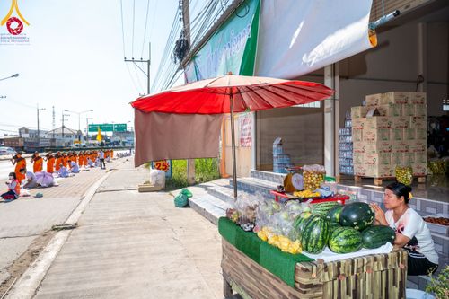 ภาพ No.106152:พิธีต้อนรับพระธรรมยาตรา ชุด 2 ในโครงการธรรมยาตรากตัญญูบูชา มหาปูชนียาจารย์  พระมงคลเทพมุนี(สด จนฺทสโร) พระผู้ปราบมาร  อนุสรณ์สถาน 7 แห่ง ปีที่ 12  วันที่ 3 มกราคม พ.ศ. 2567  ณ อนุสรณ์สถานโลตัสแลนด์ จ.สุพรรณบุรี
