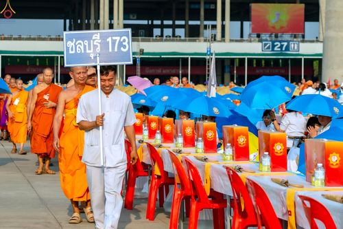 ภาพ No.324450:วันที่ 22 เมษายน พ.ศ.2569 (วันคุ้มครองโลก) งานถวายมหาสังฆทาน 40,000 กว่าวัดทั่วประเทศ บรรยากาศพระสังฆาธิการและสาธุชน  เดินทางเข้าลานธรรม วัดพระธรรมกาย