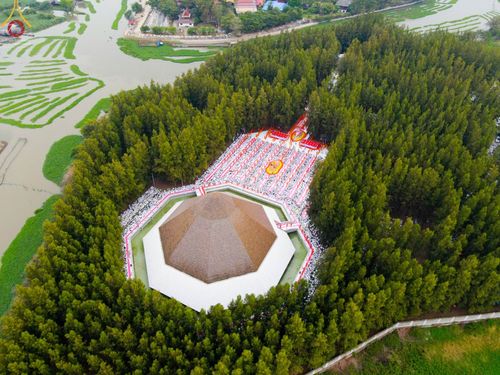 ภาพ No.69601:พิธีตักบาตรพระธรรมยาตราฯ ในโครงการธรรมยาตรากตัญญูบูชา มหาปูชนียาจารย์ พระมงคลเทพมุนี(สด จนฺทสโร) พระผู้ปราบมาร ปีที่ 11 ณ อนุสรณ์สถานลำดับที่ 1 สถานที่เกิดด้วยรูปกายเนื้อ อนุสรณ์สถานมหาวิหารพระมงคลเทพมุนี อ.สองพี่น้อง จ.สุพรรณบุรี