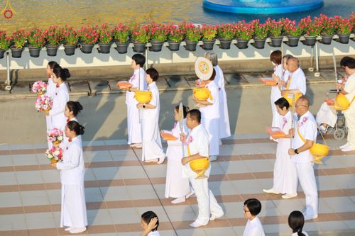 ภาพ No.330427:วันวิสาขบูชา อาทิตย์ที่ 31 พฤษภาคม พ.ศ.2569 พิธีเวียนประทักษิณ และพิธีวันทาเจดีย์ ณ พระมหาธรรมกายเจดีย์ วัดพระธรรมกาย จังหวัดปทุมธานี