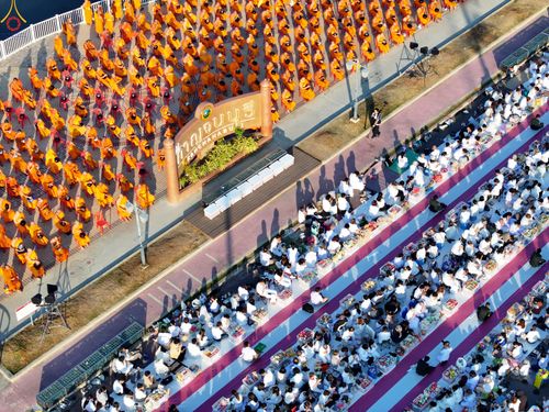 ภาพ No.284165:วันเสาร์ที่ 20 ธันวาคม พ.ศ.2568  พิธีตักบาตรพระ 10,000 รูป เนื่องในโอกาส 194 ปี จังหวัดกาญจนบุรี และอุทิศส่วนกุศลให้แด่บรรพชนทั้งหลาย บริเวณถนนสองแคว (Skywalk) เมืองกาญจนบุรี