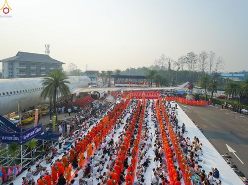 ภาพ No.321056:วันอาทิตย์ที่ ๑๒ เมษายน พ.ศ ๒๕๖๙ พิธีตักบาตรปี๋ใหม่เมืองพระภิกษุสงฆ์ ๓๓๙ รูป  อุทิศถวายพระราชกุศลสมเด็จพระนางสิริกิติ์  พระบรมราชินีนาถ พระบรมราชชนนีพันปีหลวง และฉลองเมืองแม่แตงครบรอบ ๑๑๙ ปี ณ ลานโรงแรมแอร์ไดมอนด์ อำเภอแม่แตง จังหวัดเชียงใหม่