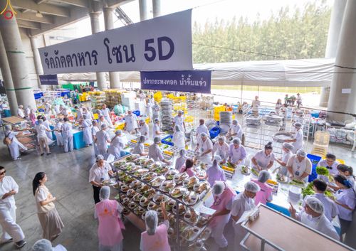 ภาพ No.323720:วันที่ 22 เมษายน พ.ศ.2569(วันคุ้มครองโลก) งานถวายมหาสังฆทาน 40,000 กว่าวัดทั่วประเทศ คณะสงฆ์ฉันภัตตาหารเพล