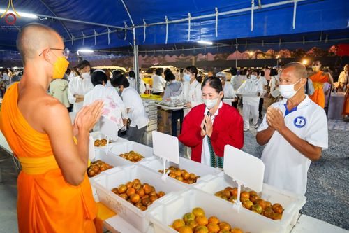 ภาพ No.74397:พิธีถวายภัตตาหารเป็นสังฆทาน แด่คณะพระธรรมยาตราฯ ในโครงการธรรมยาตรากตัญญูบูชา มหาปูชนียาจารย์ พระมงคลเทพมุนี(สด จนฺทสโร) พระผู้ปราบมาร อนุสรณ์สถาน 7 แห่ง ปีที่ 11 วันที่ 26 มกราคม พ.ศ. 2566