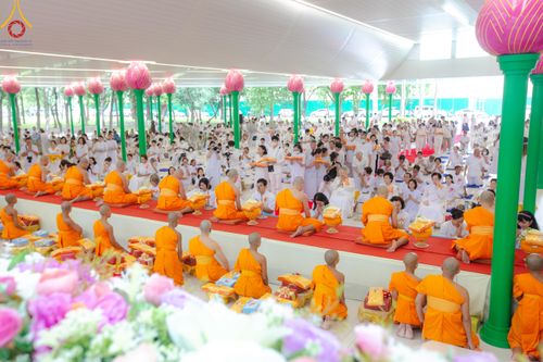 ภาพ No.137788:พิธีอุปสมบทสามเณรอุทิศชีวิต 11 รูป วันวิสาขบูชา พุธที่ 22 พฤษภาคม พ.ศ.2567 ณ อุโบสถ วัดพระธรรมกาย