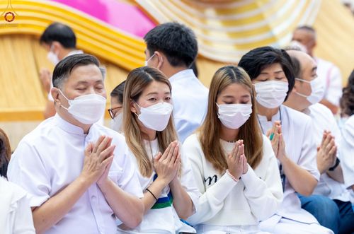 ภาพ No.69692:พิธีตักบาตรพระธรรมยาตราฯ ในโครงการธรรมยาตรากตัญญูบูชา มหาปูชนียาจารย์ พระมงคลเทพมุนี(สด จนฺทสโร) พระผู้ปราบมาร ปีที่ 11 ณ อนุสรณ์สถานลำดับที่ 1 สถานที่เกิดด้วยรูปกายเนื้อ อนุสรณ์สถานมหาวิหารพระมงคลเทพมุนี อ.สองพี่น้อง จ.สุพรรณบุรี