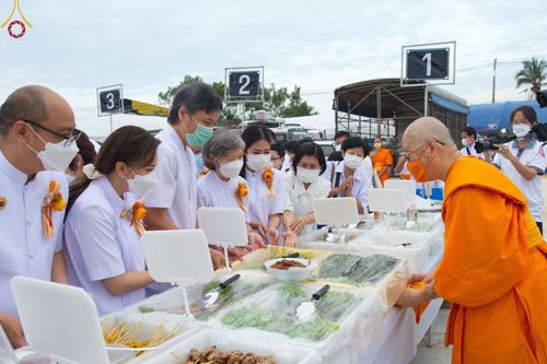 ภาพ No.70395:พิธีถวายภัตตาหารเป็นสังฆทาน แด่คณะพระธรรมยาตราฯ ในโครงการธรรมยาตราฯ ปีที่ 11 ณ อนุสรณ์สถานคลองบางนางแท่น อ.สามพราน จ.นครปฐม วันที่ 12 มกราคม พ.ศ. 2566
