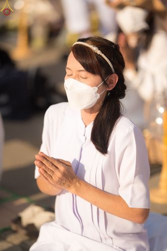 ภาพ No.73401:พิธีจุดประทีปถวายเป็นพุทธบูชา และบูชาธรรมมหาปูชนียาจารย์ ในโครงการธรรมยาตรากตัญญูบูชา มหาปูชนียาจารย์ พระมงคลเทพมุนี(สด จนฺทสโร) พระผู้ปราบมาร ปีที่ 11 ณ อนุสรณ์สถานลำดับที่ 4 สถานที่เกิดด้วยกายธรรม วัดโบสถ์ (บน) บางคูเวียง อ.บางกรวย จ.นนทบุรี วันที่ 21 