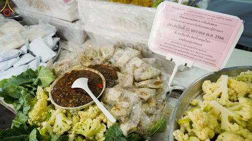 ภาพ No.73781:พิธีถวายภัตตาหารเป็นสังฆทาน แด่คณะพระธรรมยาตราฯ ในโครงการธรรมยาตรากตัญญูบูชา มหาปูชนียาจารย์ พระมงคลเทพมุนี(สด จนฺทสโร) พระผู้ปราบมาร อนุสรณ์สถาน 7 แห่ง ปีที่ 11 วันที่ 22 มกราคม พ.ศ. 2566