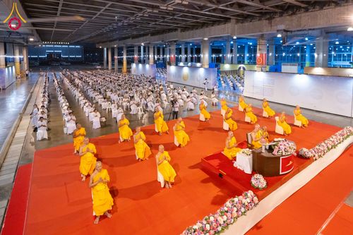 ภาพ No.286758:วันอาสาฬหบูชา วันพฤหัสบดีที่ 10 กรกฏาคม พ.ศ.2568  พิธีเวียนประทักษิณรอบพระมหาธรรมกายเจดีย์ , พิธีฉลองชัยสวดมนต์บทธัมมจักกัปปวัตตนสูตร ครบ 7,520,000,000 จบ ณ มหารัตนวิหารคด วัดพระธรรมกาย