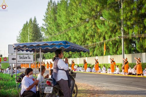ภาพ No.70687:พิธีต้อนรับพระธรรมยาตรา ในโครงการธรรมยาตรากตัญญูบูชา มหาปูชนียาจารย์ พระมงคลเทพมุนี(สด จนฺทสโร) พระผู้ปราบมาร อนุสรณ์สถาน 7 แห่ง ปีที่ 11 วันที่ 14 มกราคม พ.ศ. 2566 ณ อนุสรณ์สถานลำดับที่ 3 สถานที่เกิดในเพศสมณะ วัดสองพี่น้อง อ.สองพี่น้อง จ.สุพรรณบุรี