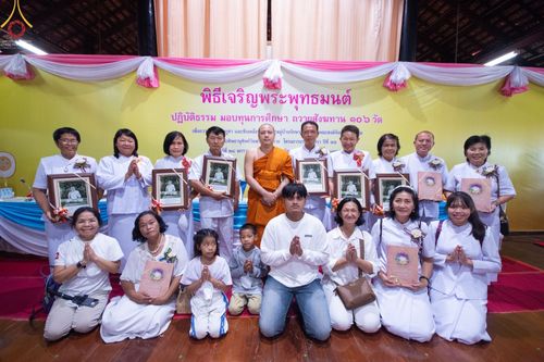 ภาพ No.74906:พิธีเจริญพระพุทธมนต์ ปฏิบัติธรรม มอบทุนการศึกษา ถวายสังฆทาน 106 วัด เพื่อถวายเป็นพุทธบูชา และขับเคลื่อนโครงการหมู่บ้านรักษาศีล 5 โดยคณะสงฆ์จังหวัดนครปฐม คณะศิษยานุศิษย์วัดพระธรรมกาย โครงการธรรมยาตราฯ ปีที่ 11 ณ วัดบางปลา อ.บางเลน จ.นครปฐม วันที่ 28 มกราค