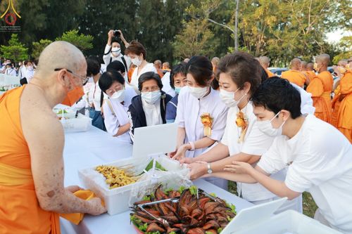 ภาพ No.69848:พิธีถวายภัตตาหารเป็นสังฆทาน แด่คณะพระธรรมยาตราฯ ในโครงการธรรมยาตราฯ ปีที่ 11 ณ อนุสรณ์สถานมหาวิหารพระมงคลเทพมุนี อ.สองพี่น้อง จ.สุพรรณบุรี วันที่ 7 มกราคม พ.ศ. 2566
