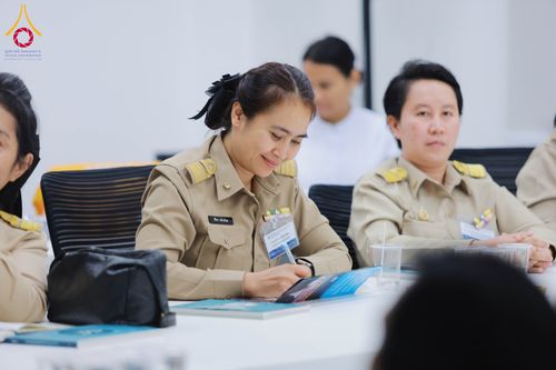 ภาพ No.311603:วันจันทร์ที่ 23 กุมภาพันธ์ พ.ศ. 2569 เปิดโลกทัศน์ผู้บริหารสถานศึกษายุคใหม่ เรียนรู้ต้นแบบการพัฒนาคนผ่านพลัง “บวร–V-Star” ผู้เข้ารับการพัฒนาตามโครงการ สพฐ. ศึกษาดูงานวัดพระธรรมกาย เสริมภาวะผู้นำคุณธรรมสู่การบริหารโรงเรียนอย่างยั่งยืน ณ อาคาร 100 ปี คุณยาย