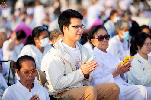 ภาพ No.302604:วันที่ 24 มกราคม พ.ศ. 2569 พิธีตักบาตรพระธรรมยาตรา(ภาพชุดที่ 2) ณ อนุสรณ์สถานลำดับที่ 5 สถานที่เผยแผ่วิชชาธรรมกายครั้งแรก อนุสรณ์สถานบางปลา วัดบางปลา อำเภอบางเลน จังหวัดนครปฐม ในโครงการธรรมยาตรา กตัญญูบูชา มหาปูชนียาจารย์ พระมงคลเทพมุนี(สด จนฺทสโร) พระผู