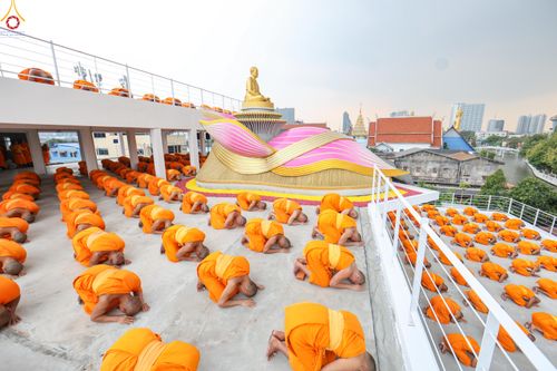 ภาพ No.300072:วันที่ 22 มกราคม พ.ศ.2569 พระธรรมยาตราปฏิบัติธรรม และถ่ายภาพหมู่ประวัติศาสตร์ ณ อาคารธรรมยาตรา กตัญญูบูชามหาปูชนียาจารย์  ตรงข้ามวัดปากน้ำภาษีเจริญ จ.กรุงเทพมหานคร ในโครงการธรรมยาตรา กตัญญูบูชา มหาปูชนียาจารย์ พระมงคลเทพมุนี(สด จนฺทสโร) พระผู้ปราบมาร อนุ