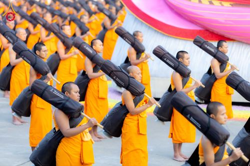 ภาพ No.297387:วันที่ 15 มกราคม พ.ศ.2569 พระธรรมยาตราปฏิบัติธรรมและถ่ายภาพหมู่ประวัติศาสตร์ อนุสรณ์สถานลำดับที่ 4 สถานที่เกิดด้วยกายธรรม  ณ วัดโบสถ์บน ต.บางคูเวียง จ.นนทบุรี ในโครงการธรรมยาตรา กตัญญูบูชา มหาปูชนียาจารย์ พระมงคลเทพมุนี(สด จนฺทสโร) พระผู้ปราบมาร อนุสรณ์ส