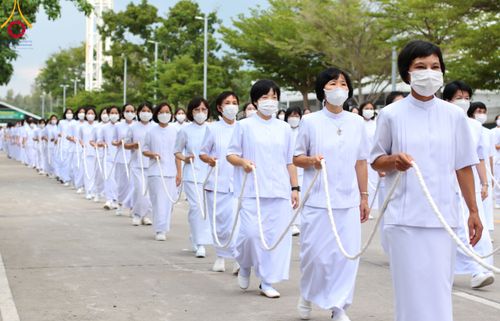 ภาพ No.89136:พิธีอัญเชิญรูปหล่อทองคำ  คุณยายอาจารย์มหารัตนอุบาสิกาจันทร์ ขนนกยูง เพื่อประดิษฐาน ณ มหาวิหารคุณยายอาจารย์ฯ เนื่องในวันครูผู้ค้นพบวิชชาธรรมกาย วันศุกร์ที่ 29 กันยายน พ.ศ. 2566