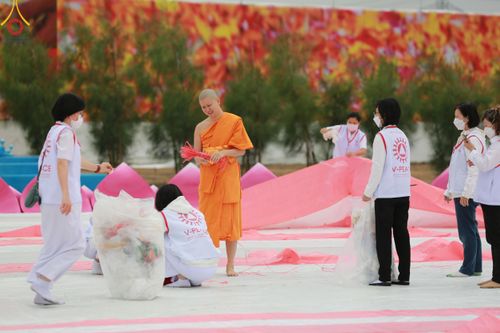 ภาพ No.119582:V.18 ทันทีม การเตรียมงาน เก็บงาน การรับบุญของเจ้าหน้าที่หน่วยงานต่างๆ เพื่อโครงการธรรมยาตรา กตัญญูบูชามหาปูชนียาจารย์ พระมงคลเทพมุนี (สด จนฺทสโร) พระผู้ปราบมาร อนุสรณ์สถาน 7 แห่ง ปีที่ 12 ระหว่างวันที่ 2 - 31 มกราคม พ.ศ.2567