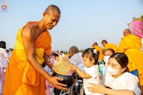 ภาพ No.201222:พิธีตักบาตรพระธรรมยาตรา ณ อนุสรณ์สถานลำดับที่ 5 สถานที่เผยแผ่วิชชาธรรมกายครั้งแรก อนุสรณ์สถานบางปลา วัดบางปลา อำเภอบางเลน จังหวัดนครปฐม ในโครงการธรรมยาตรา กตัญญูบูชา มหาปูชนียาจารย์ พระมงคลเทพมุนี(สด จนฺทสโร) พระผู้ปราบมาร อนุสรณ์สถาน 7 แห่ง ปีที่ 13