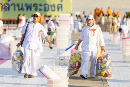 ภาพ No.187930:พิธีตักบาตรฉลองพระใหม่ ต้อนรับพุทธศักราช 2568 ณ ลานธรรมพระมหาธรรมกายเจดีย์ วัดพระธรรมกาย จ.ปทุมธานี วันที่ 1 มกราคม พ.ศ. 2568
