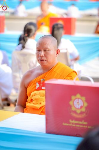 ภาพ No.221755:วันอังคารที่ 22 เมษายน พ.ศ. 2568 ภาพพิธีถวายมหาสังฆทานคณะสงฆ์ 40,000 กว่าวัดทั่วประเทศ เนื่องในวันคุ้มครองโลก ชุดที่ 2 (ปลื้มให้สมการรอคอย) ณ ลานธรรมพระมหาธรรมกายเจดีย์ วัดพระธรรมกาย