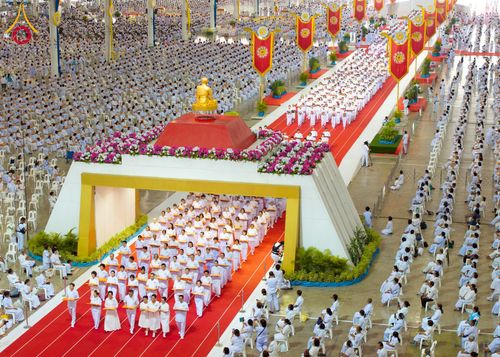 ภาพ No.215584:วันอาทิตย์ต้นเดือนที่ 6 เมษายน พ.ศ. 2568 ขบวนอัญเชิญผ้าป่าสมทบ มหาสังฆทาน 40,000 กว่าวัดทั่วประเทศ ณ สภาธรรมกายสากล วัดพระธรรมกาย