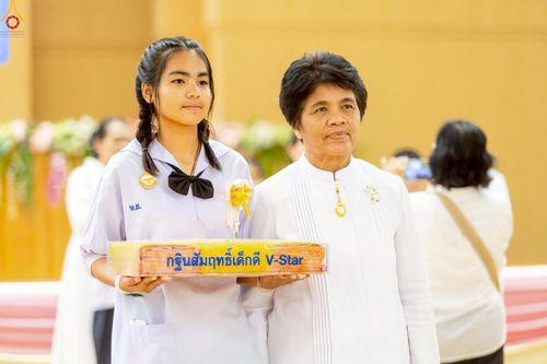 ภาพ No.246112:วันเสาร์ที่ 13 กันยายน พ.ศ. 2568 พิธีมอบผ้าไตรประธานกฐินสัมฤทธิ์เด็กดี V-Star ณ สภาธรรมกายสากล วัดพระธรรมกาย