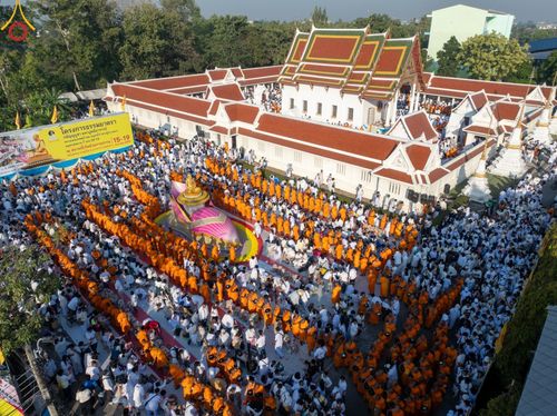 ภาพ No.197833:พิธีตักบาตรพระธรรมยาตรา ณ อนุสรณ์สถานลำดับที่ 4 สถานที่เกิดด้วยกายธรรม วัดโบสถ์(บน) ต.บางคูเวียง จ.นนทบุรี ในโครงการธรรมยาตรา กตัญญูบูชา มหาปูชนียาจารย์ พระมงคลเทพมุนี(สด จนฺทสโร) พระผู้ปราบมาร อนุสรณ์สถาน 7 แห่ง ปีที่ 13 วันที่ 19 มกราคม พ.ศ. 2568