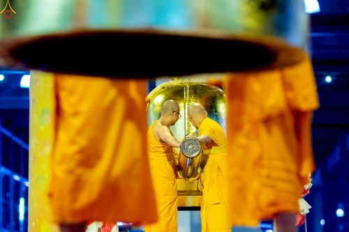 ภาพ No.224157:วันวิสาขบูชา วันอาทิตย์ที่ 11 พฤษภาคม พ.ศ. 2568 พิธีจุดวิสาขประทีป ,  พิธีเวียนประทักษิณรอบพระมหาธรรมกายเจดีย์ , พิธีฉลองชัยสวดมนต์บทธัมมจักกัปปวัตตนสูตร ครบ 7,357,000,000 จบ ณ มหารัตนวิหารคด วัดพระธรรมกาย