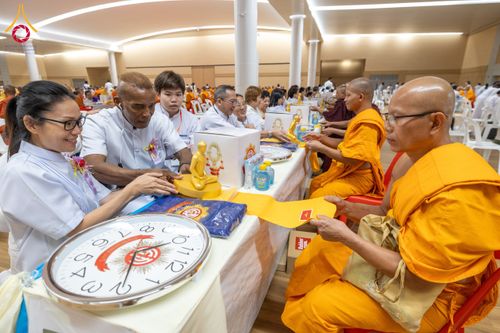ภาพ No.60139:พิธีเจริญพระพุทธมนต์ "ฉลองอายุวัฒนมงคล 80 ปี หลวงพ่อธัมมชโย" พิธีถวายไทยธรรม คณะสงฆ์ 10,000 กว่าวัดทั่วประเทศ ในวันคุ้มครองโลก วันจันทร์ที่ 22 เมษายน พ.ศ. 2567 ณ สภาธรรมกายสากล วัดพระธรรมกาย จ.ปทุมธานี