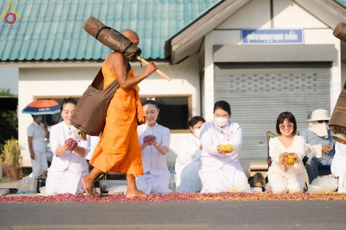 ภาพ No.110583:พิธีต้อนรับพระธรรมยาตรา ในโครงการธรรมยาตรากตัญญูบูชา มหาปูชนียาจารย์ พระมงคลเทพมุนี(สด จนฺทสโร) พระผู้ปราบมาร อนุสรณ์สถาน 7 แห่ง ปีที่ 12 วันที่ 11 มกราคม พ.ศ. 2567 ณ อนุสรณ์สถานลำดับที่ 3 สถานที่เกิดใหม่ในเพศสมณะ วัดสองพี่น้อง จ.สุพรรณบุรี