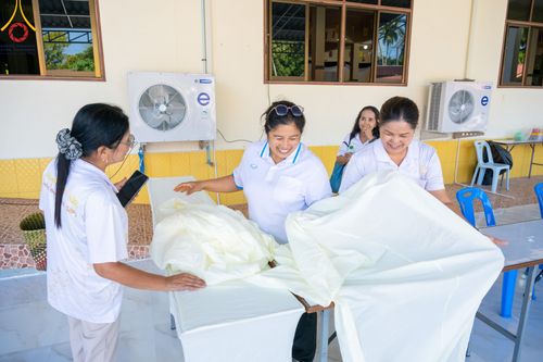 ภาพ No.311025:วันพฤหัสบดีที่ 26 กุมภาพันธ์ พ.ศ. 2569 พิธีถวายสังฆทานแด่คณะสงฆ์ 323 วัด ปีที่ 22 ครั้งที่ 182 พิธีมอบกองทุนหนุนแรงใจช่วยครูใต้ ปีที่ 19 ครั้งที่ 145 และพิธีทำบุญอุทิศส่วนกุศลให้ผู้วายชนม์