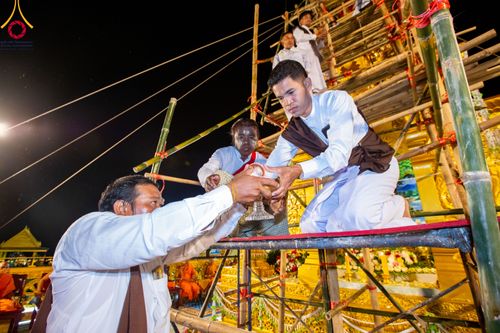 ภาพ No.90524:พิธีอัญเชิญพระบรมสารีริกธาตุประดิษฐาน ณ เจดีย์ศรีสองรัก วัดเก่าเขาน้อย อ.ปากน้ำปราณ จ.ประจวบคีรีขันธ์ วันที่ 3 ตุลาคม พ. ศ. 2566