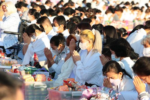 ภาพ No.74770:พิธีตักบาตรพระธรรมยาตราฯ ในโครงการธรรมยาตรากตัญญูบูชา มหาปูชนียาจารย์ พระมงคลเทพมุนี(สด จนฺทสโร) พระผู้ปราบมาร ปีที่ 11 ณ อนุสรณ์สถานลำดับที่ 5 สถานที่เผยแผ่วิชชาธรรมกายครั้งแรก อนุสรณ์สถานบางปลา วัดบางปลา อ.บางเลน จ.นครปฐม วันที่ 29 มกราคม พ.ศ. 2566